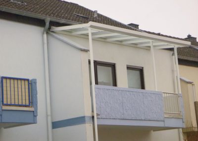 Terrassenüberdachung Elfenbein mit Glas Loch Limburgerhof