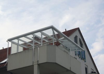 Terrassenüberdachung über Eck Weiß mit Glas Loch Limburgerhof