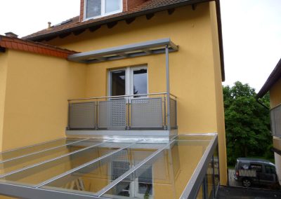 Terrassenüberdachung mit Aluminiumgeländer Loch Limburgerhof