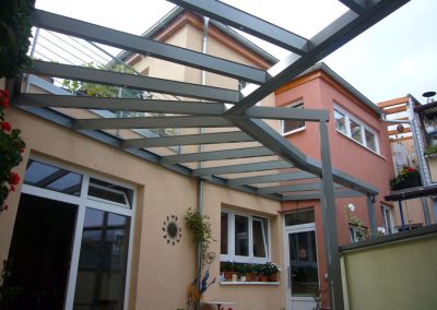 Sonderkonstruktion Terrassenüberdachung mit Glas Loch Limburgerhof
