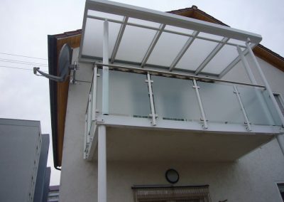 Terrassenüberdachung mit Milchglas über Balkon Loch Limburgerhof