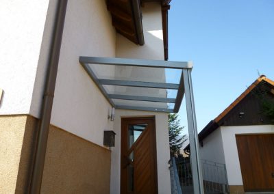 Vordach aus Aluminium mit Glas Loch Limburgerhof